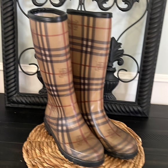 Burberry Rain Boats - Picture 1 of 5